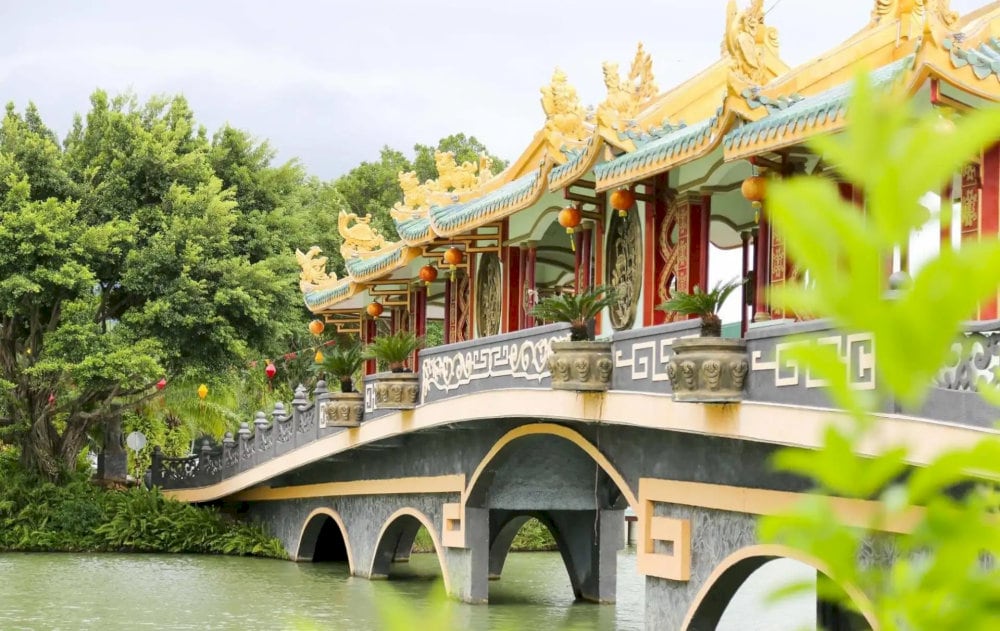 Chùa Cầu dẫn ra đảo Long Ẩn